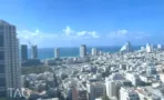 נוף הים וגגות תל אביב ממשרד בקומה גבוהה במגדל שלום מאיר