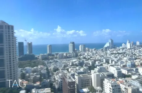 נוף הים וגגות תל אביב ממשרד בקומה גבוהה במגדל שלום מאיר