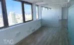פינת חלונות רצועה עם נוף העיר בקומה גבוהה במגדל שלום מאיר