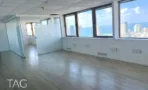 חלל משרד ריק עם חלונות רצועה ונוף לים בקומה גבוהה במגדל שלום מאיר