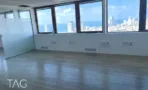 חלל פתוח עם חלונות רצועה ונוף הים בקומה גבוהה במגדל שלום מאיר