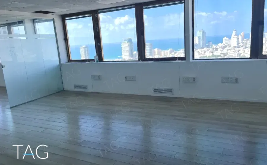 חלל פתוח עם חלונות רצועה ונוף הים בקומה גבוהה במגדל שלום מאיר
