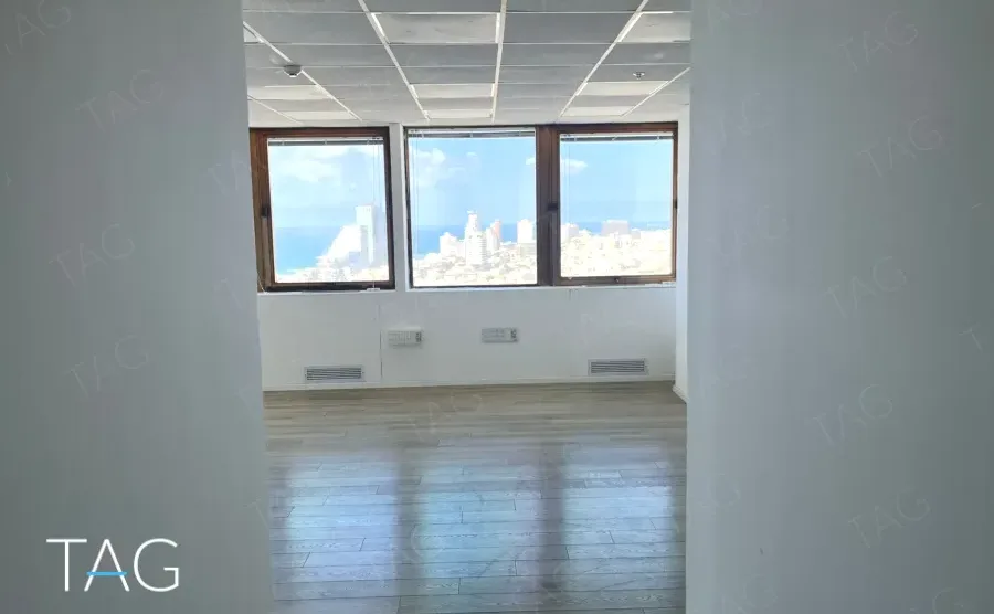 חדר עם שני חלונות אל הים ואל גגות העיר במגדל שלום מאיר