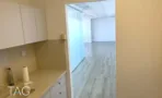 מטבחון עם משטח בז ופתח אל חלל המשרד במגדל שלום מאיר