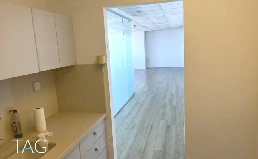 מטבחון עם משטח בז ופתח אל חלל המשרד במגדל שלום מאיר