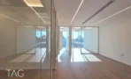 משרד בACRO BUSINESS CAMPUS עם מחיצות זכוכית, פרקט עץ ותאורה ליניארית - תג נכסים