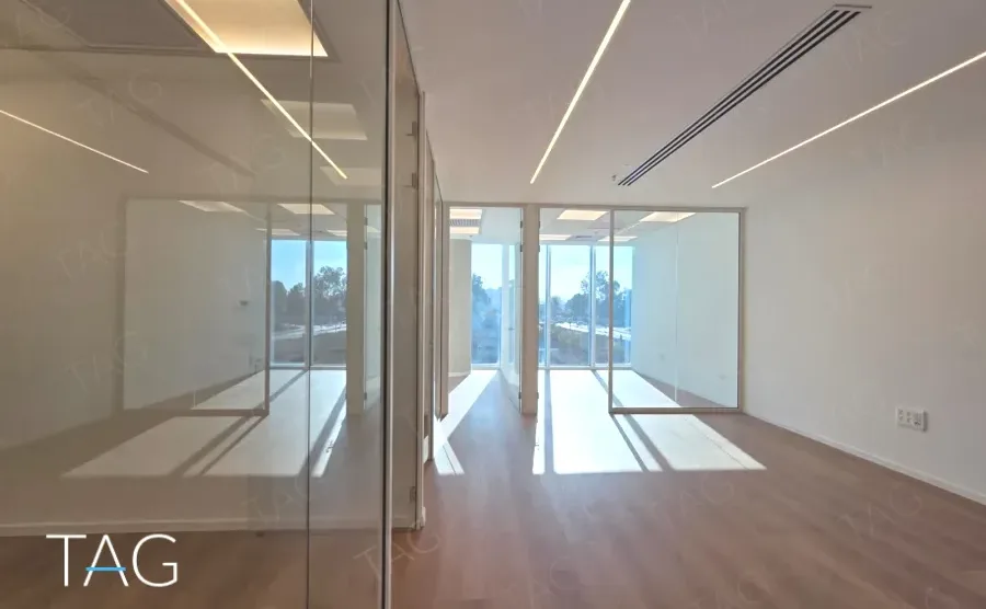 משרד בACRO BUSINESS CAMPUS עם מחיצות זכוכית, פרקט עץ ותאורה ליניארית - תג נכסים