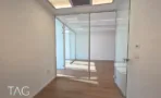 חדר מזוגג בACRO BUSINESS CAMPUS עם פרקט עץ, תקרה שקועה ותאורה עקיפה - תג נכסים