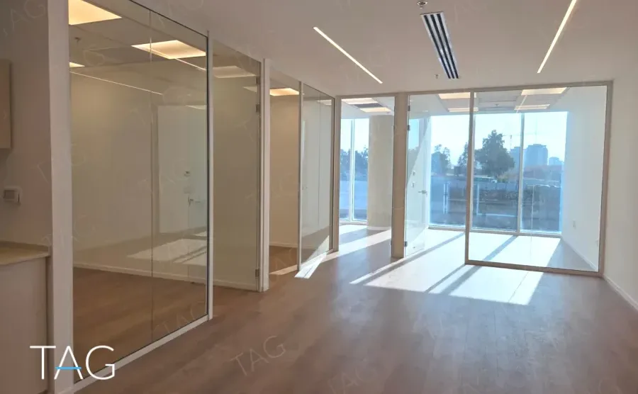 חלל משרדי בACRO BUSINESS CAMPUS עם חדרי זכוכית, פרקט עץ ותאורה ליניארית - תג נכסים