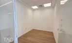 חדר עבודה בACRO BUSINESS CAMPUS עם תקרה אקוסטית, קירות בהירים ופרקט - תג נכסים