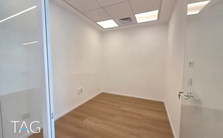 חדר עבודה בACRO BUSINESS CAMPUS עם תקרה אקוסטית, קירות בהירים ופרקט - תג נכסים
