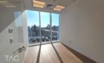 חדר בACRO BUSINESS CAMPUS עם חלון גדול, נוף לחניון ופרקט עץ - תג נכסים