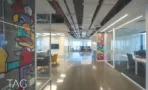 מסדרון חדרי זכוכית עם גרפיטי צבעוני
