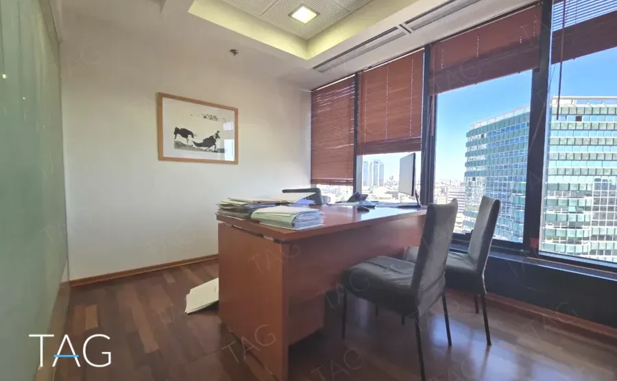 חדר עבודה עם רהיטי עץ כהה ותריסים במגדל לוינשטיין - תג נכסים