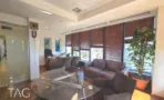 פינת המתנה עם ספות עור ותריסי עץ במגדל לוינשטיין - תג נכסים