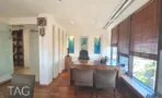 חדר מנהל עם שולחן עץ ואמנות במגדל לוינשטיין תל אביב - תג נכסים