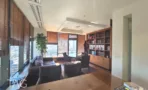 פינת ספרייה וישיבה עם תריסי עץ במגדל לוינשטיין - תג נכסים