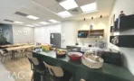 מטבחון ודלפק במשרד 284 מ״ר במגדל רסיטל