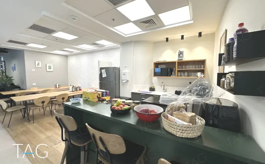 מטבחון ודלפק במשרד 284 מ״ר במגדל רסיטל