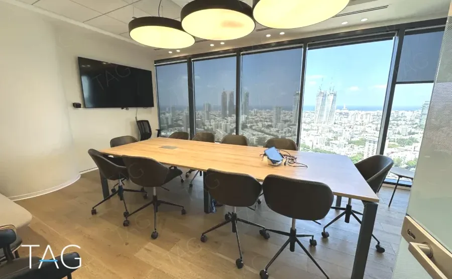 חדר ישיבות במשרד 284 מ״ר במגדל רסיטל