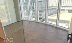 משרד פינתי בACRO BUSINESS CAMPUS עם חזית זכוכית, פרקט אדרה ונוף לבניין הסמוך - תג נכסים
