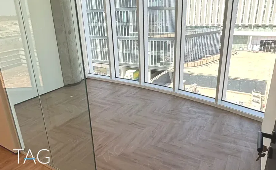 משרד פינתי בACRO BUSINESS CAMPUS עם חזית זכוכית, פרקט אדרה ונוף לבניין הסמוך - תג נכסים