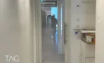 מבואת קומה בACRO BUSINESS CAMPUS עם דלת זכוכית ומסדרון מואר - תג נכסים