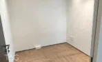 חדר משרד בACRO BUSINESS CAMPUS עם פרקט אדרה בגוון אגוז וקירות בהירים - תג נכסים