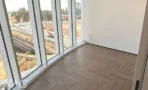 משרד פינתי בACRO BUSINESS CAMPUS עם חלונות מרצפה לתקרה ופרקט אדרה - תג נכסים