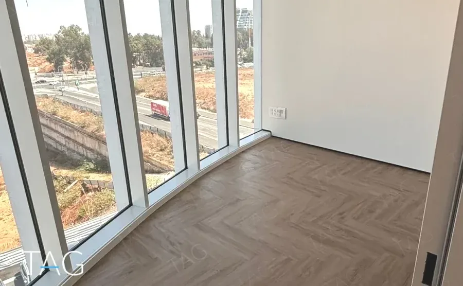 משרד פינתי בACRO BUSINESS CAMPUS עם חלונות מרצפה לתקרה ופרקט אדרה - תג נכסים