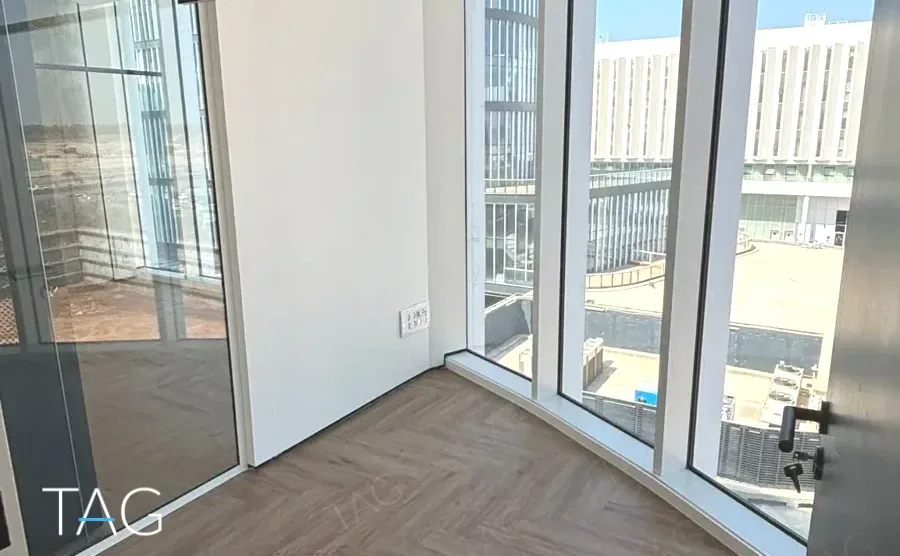 משרד בACRO BUSINESS CAMPUS עם חזית זכוכית, פרקט אדרה ונוף לבניין ממול - תג נכסים