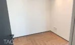 חדר עבודה בACRO BUSINESS CAMPUS עם פרקט אדרה וקירות טיח לבנים - תג נכסים