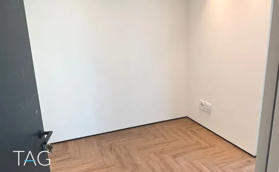 חדר עבודה בACRO BUSINESS CAMPUS עם פרקט אדרה וקירות טיח לבנים - תג נכסים