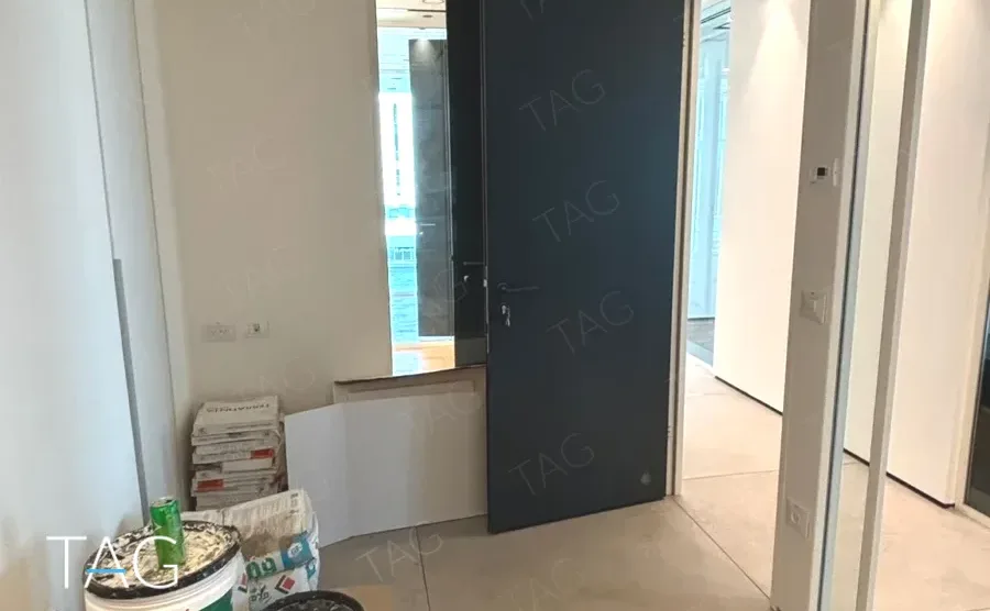 כניסה למשרד בACRO BUSINESS CAMPUS עם דלת כהה ומחיצות זכוכית - תג נכסים