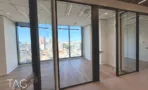 חדרי זכוכית מול חלונות הפונים למסילות הרכבת במגדל אייקון