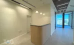 דלפק קבלה מעץ בכניסה למשרד במגדל אייקון