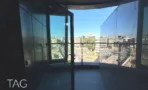 מרפסת מעוגלת במגדל אייקון עם נוף אל תחנת הרכבת סבידור