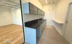 מטבחון בגוון כחול-אפור עם משטח אבן כהה במשרד במגדל אייקון