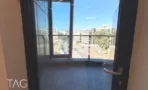 דלת יציאה למרפסת מעוגלת במשרד במגדל אייקון