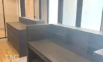 פינת מטבח בACRO BUSINESS CAMPUS עם דלפק כהה, משטח אבן ופרקט עץ - תג נכסים