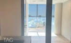 משרד בACRO BUSINESS CAMPUS עם חזית זכוכית, עמוד עגול ופרקט עץ - תג נכסים