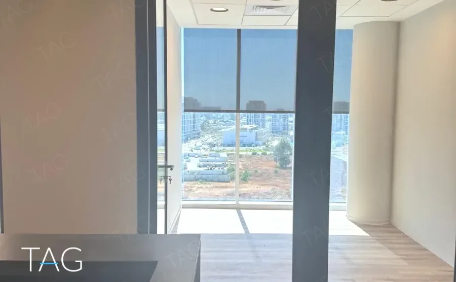 משרד בACRO BUSINESS CAMPUS עם חזית זכוכית, עמוד עגול ופרקט עץ - תג נכסים