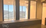 דלפק קבלה בACRO BUSINESS CAMPUS עם משטח אבן כהה וחיפוי עץ - תג נכסים