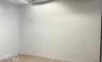 חדר בACRO BUSINESS CAMPUS עם קירות בהירים, תקרה מעוצבת ופרקט עץ - תג נכסים
