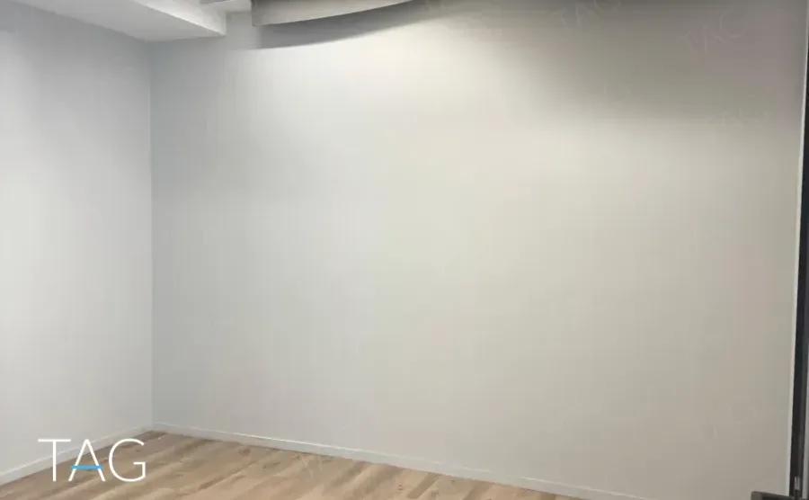 חדר בACRO BUSINESS CAMPUS עם קירות בהירים, תקרה מעוצבת ופרקט עץ - תג נכסים