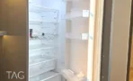 מקרר משולב במטבחון בACRO BUSINESS CAMPUS בתוך ארון בחיפוי עץ - תג נכסים
