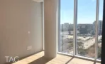 משרד פינתי בACRO BUSINESS CAMPUS עם עמודי בטון, חזית זכוכית ופרקט עץ - תג נכסים