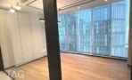 משרד בACRO BUSINESS CAMPUS עם חזית זכוכית, פרקט עץ ונוף לבניין הסמוך - תג נכסים