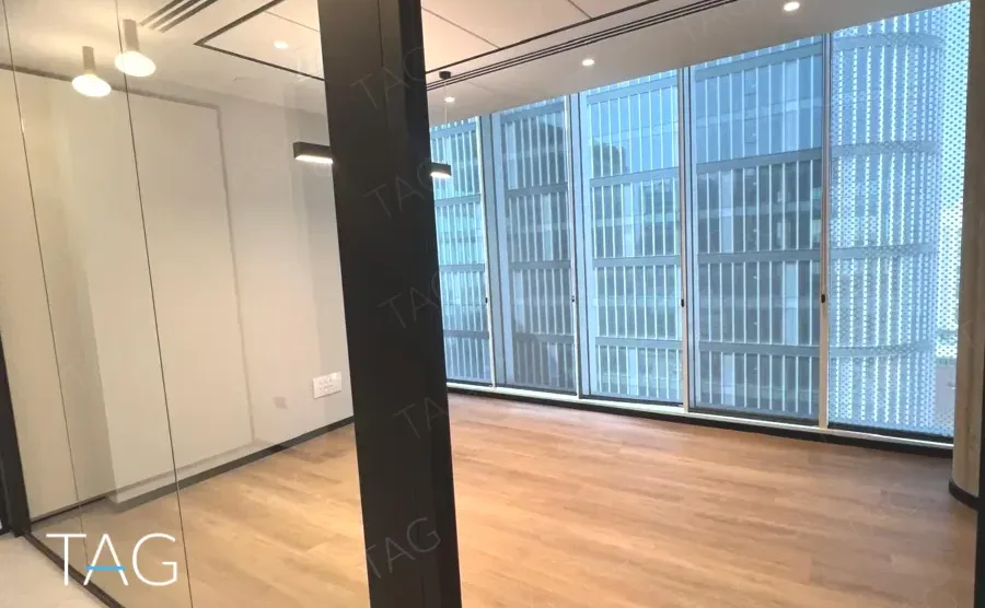 משרד בACRO BUSINESS CAMPUS עם חזית זכוכית, פרקט עץ ונוף לבניין הסמוך - תג נכסים