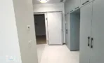 מבואה בACRO BUSINESS CAMPUS עם ארונות אפורים ודלת כניסה - תג נכסים